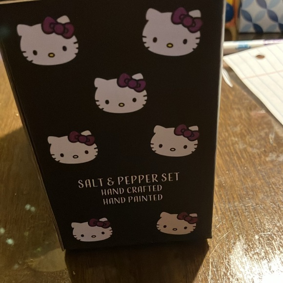🎀Hello Kitty Halloween hand painted salt & pepper shakers set NWT - Picture 7 of 9